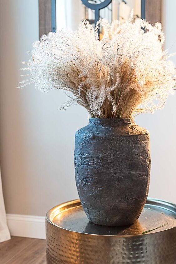 Rejuvenate Your Outdated Vases – DIY Plaster Vase