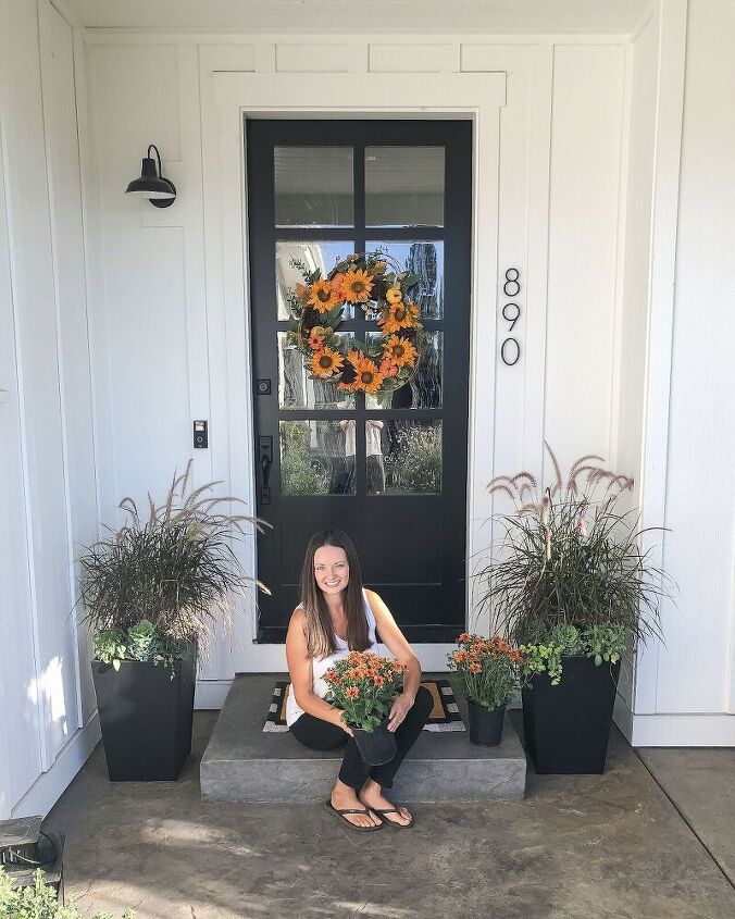 como decorar seus vasos de outono, Jennifer de The Flowering Farmhouse sentada na varanda ao lado de suas caixas de janela de outono rec m plantadas