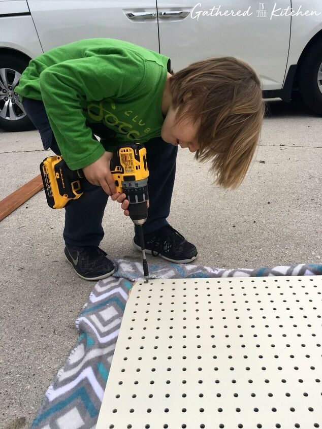 organizador de tablero de clavijas para pistolas nerf diy