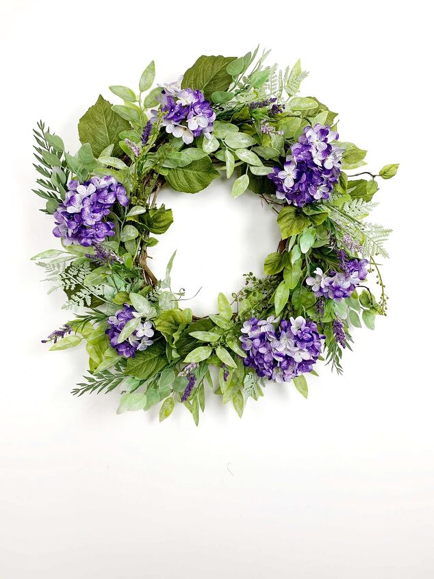 11 magnficas ideas para alegrar la decoracin con flores, Corona de hortensias moradas