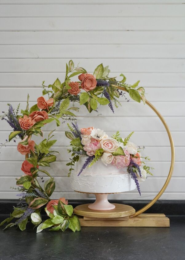 11 magnficas ideas para alegrar la decoracin con flores, Soporte para tartas con aro Hula Hoop