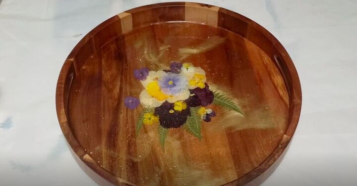 14 maneras de utilizar tu ramo de flores de san valentn en lugar de tirarlo, Decorar una bandeja de resina con flores prensadas para la decoraci n del hogar