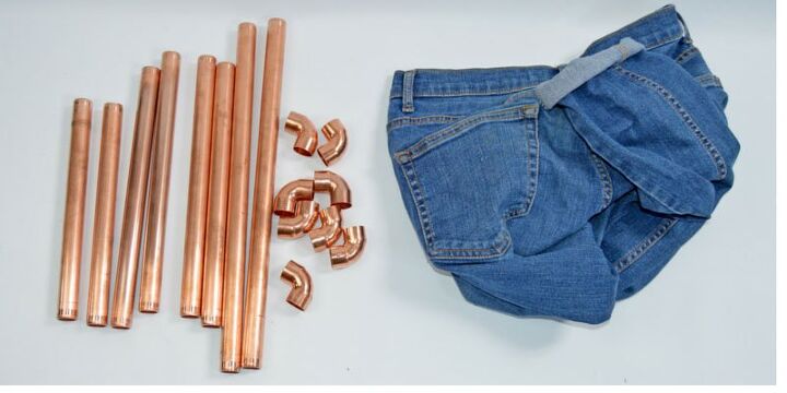25 vezes em que diyers transformaram objetos antigos em algo til, Prateleiras de cobre e jeans reciclados fa a voc mesmo