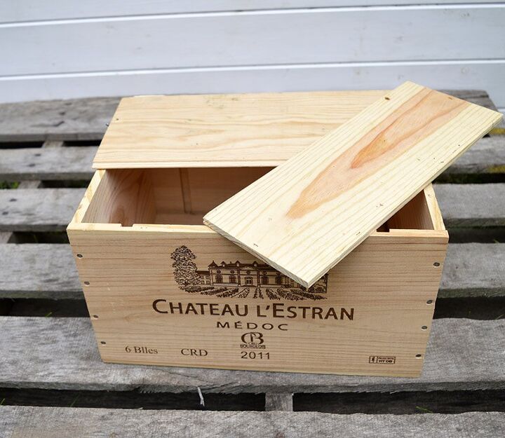 25 veces que los bricoladores convirtieron objetos viejos en algo til, Upcycled Caja de vino caja en la mesita de noche