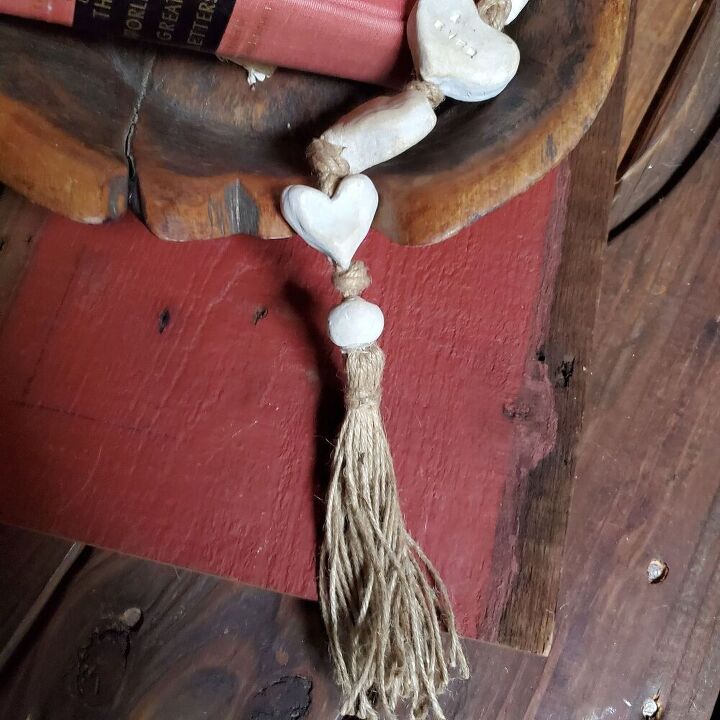 cordn rstico de arcilla secada al aire con forma de corazn