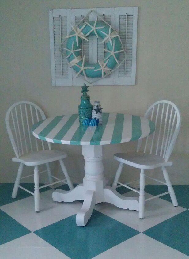 20 ways to add a coastal vibe to your home without being tacky, Add a splash of color to your table