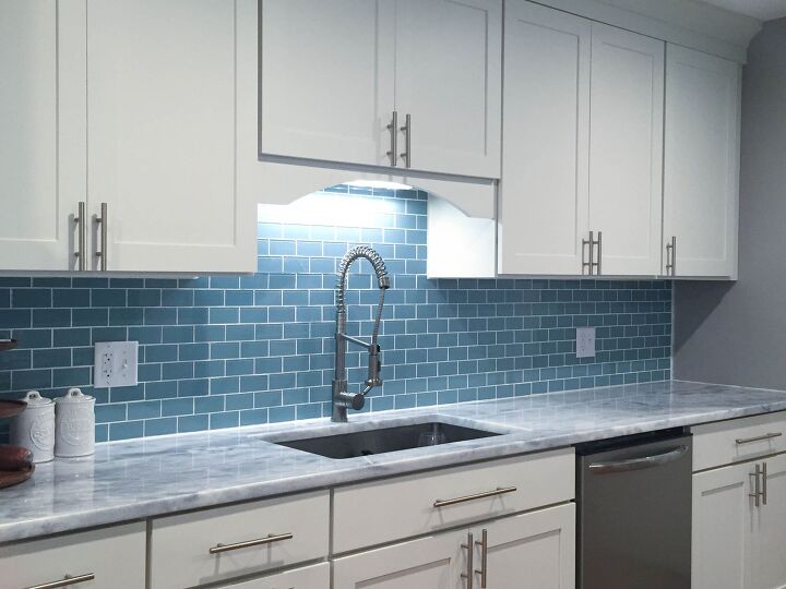 20 ways to add a coastal vibe to your home without being tacky, Give your kitchen an oceanic feel with a new backsplash