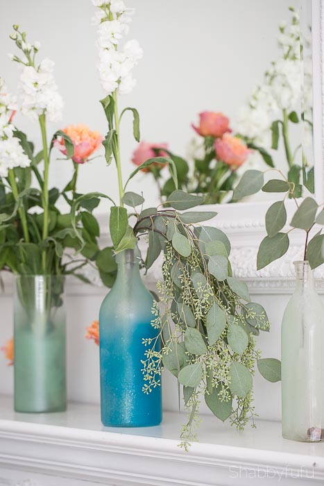 20 maneras de aadir un ambiente costero a tu casa sin ser pegajoso, Decoraci n costera con botellas de vidrio marino pintado DIY