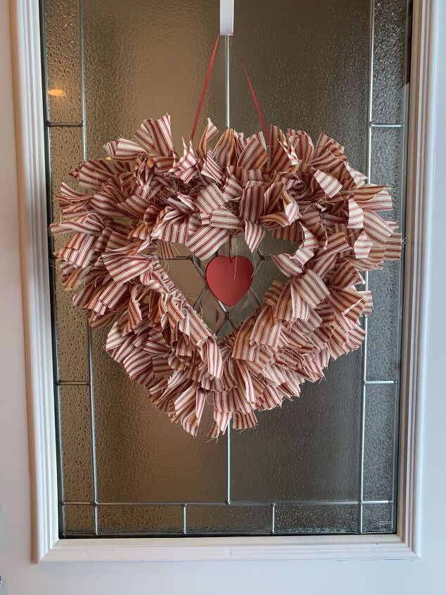 how to make a valentine wreath