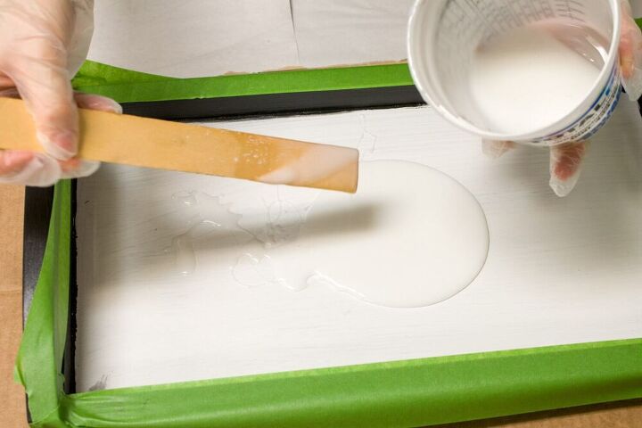 como fazer uma bandeja de resina epxi moderna e fcil, Despeje a camada de resina