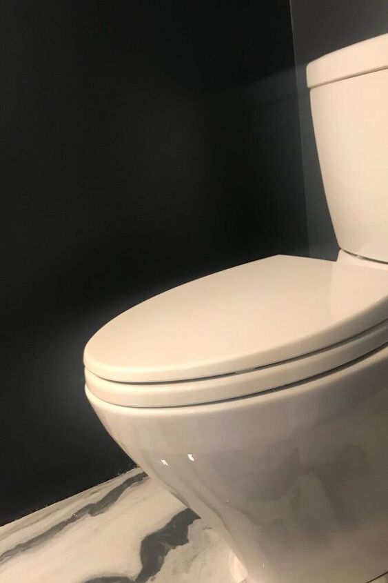 design de banheiro pequeno com um toque diferente usando uma vaidade criativa