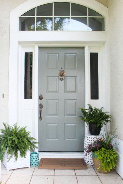 20 pequeas mejoras en el hogar que marcan una gran diferencia, C mo renovar la puerta de entrada con pintura