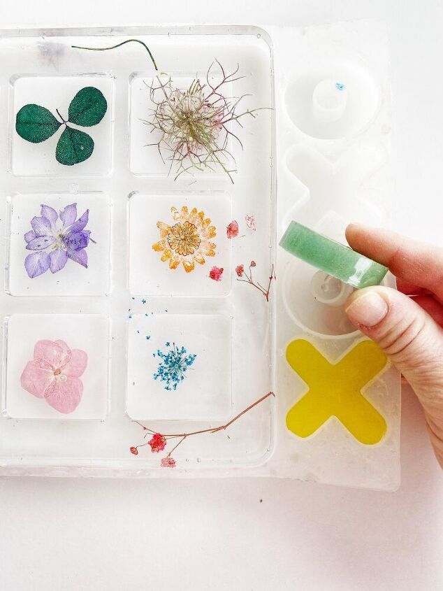 tablero de juego de resina de flores secas y fichas de domin de colores