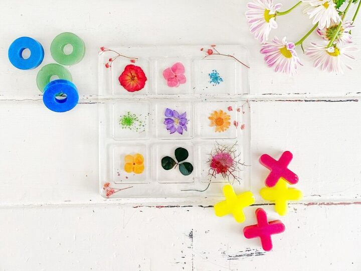 tabuleiro de resina de flores secas e domins coloridos