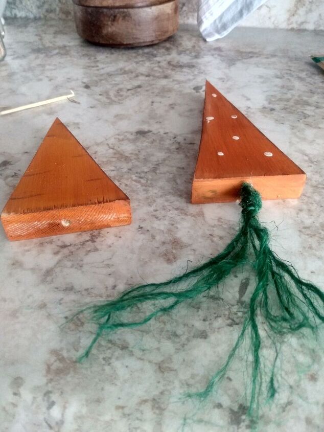 zanahorias para decorar en primavera pascua con restos de madera
