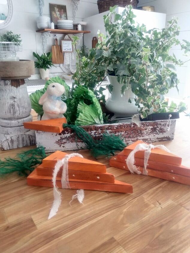 zanahorias para decorar en primavera pascua con restos de madera