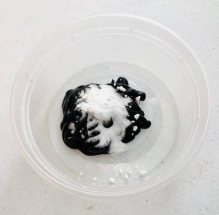 cmo hacer un jarrn negro bruido para crear cermica envejecida, Mezclar pintura y bicarbonato de sodio