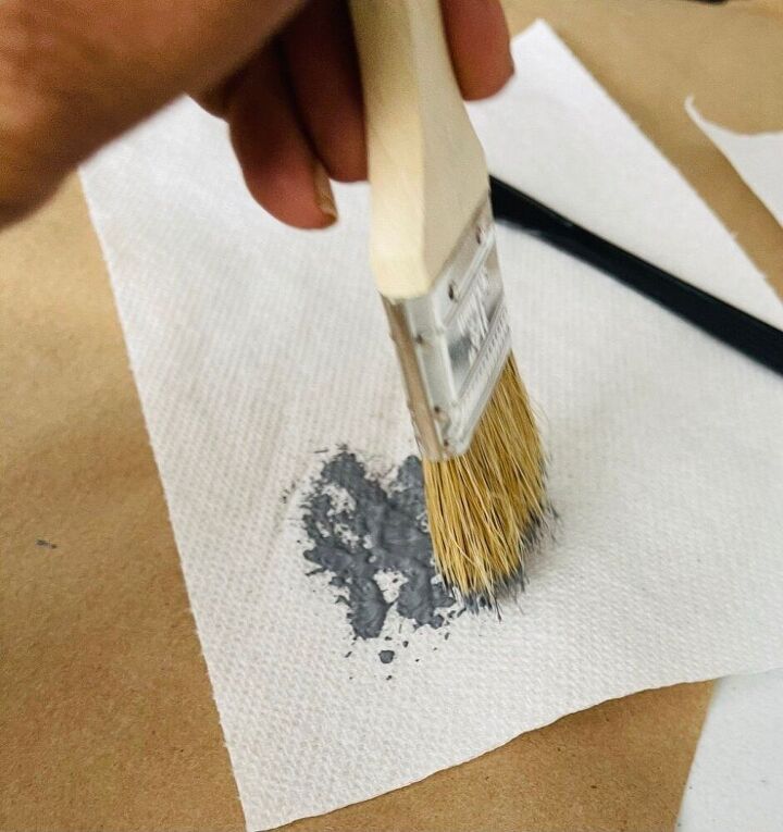 como fazer um vaso preto polido para criar cermica envelhecida, Remova o excesso de tinta do pincel