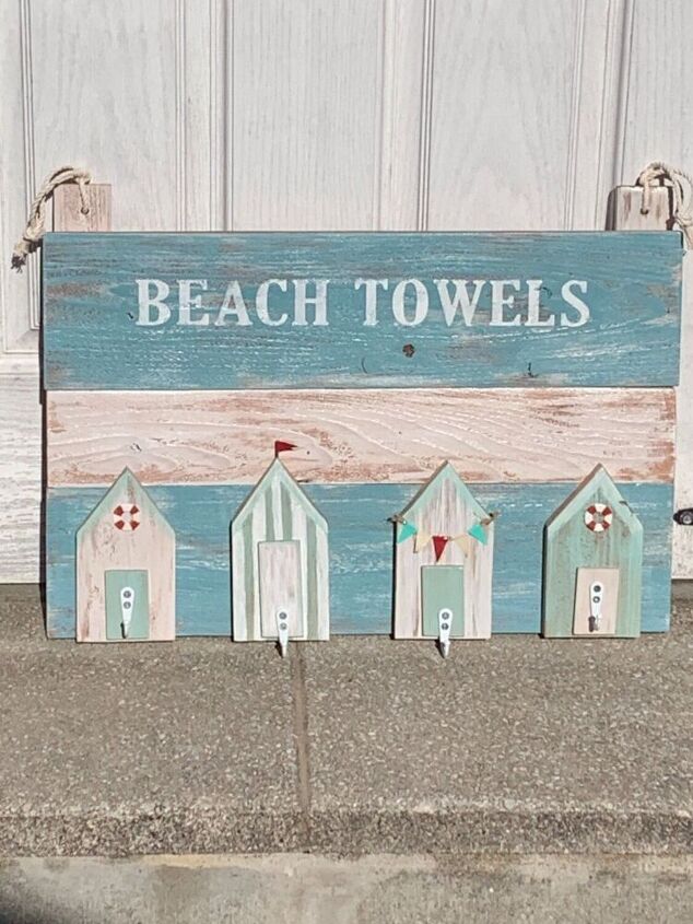 beach huts and beach towels, Different colors