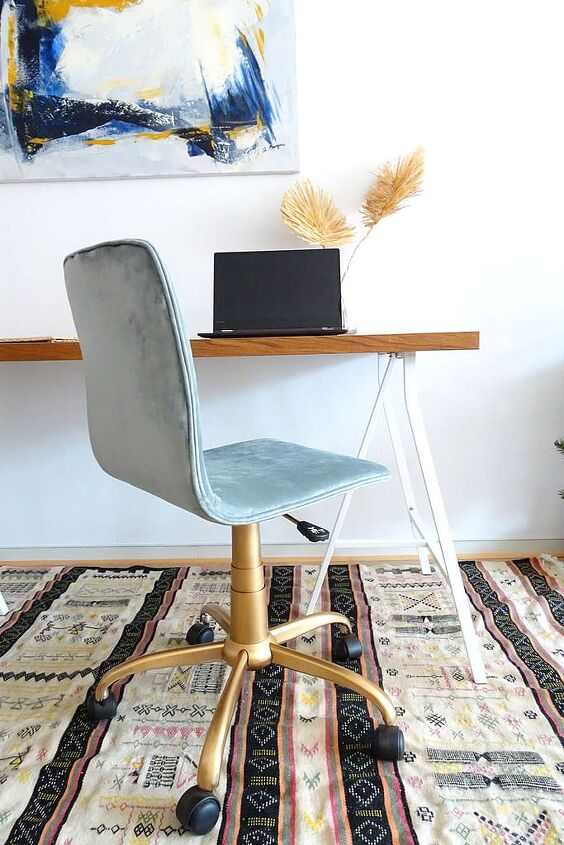 15 nuevas ideas para el dormitorio que nos entusiasman esta semana, Cambio de imagen de una silla de escritorio de terciopelo