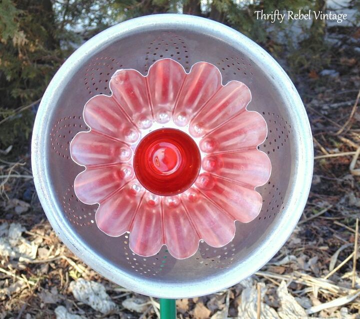 colador reutilizado y flor de gelatina