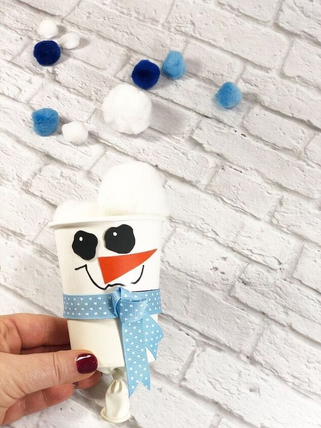 diy snowman pom pom poppers para peleas de bolas de nieve en interiores