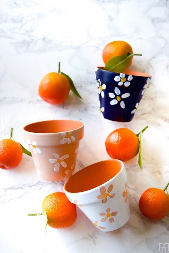 20 maneras de renovar tus macetas a tiempo para la primavera, Maceteros de mesa pintados DecoArt