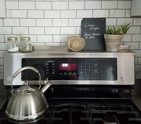 14 atualizaes inteligentes de cozinha que voc pode fazer em uma hora ou menos, prateleira de cozinha