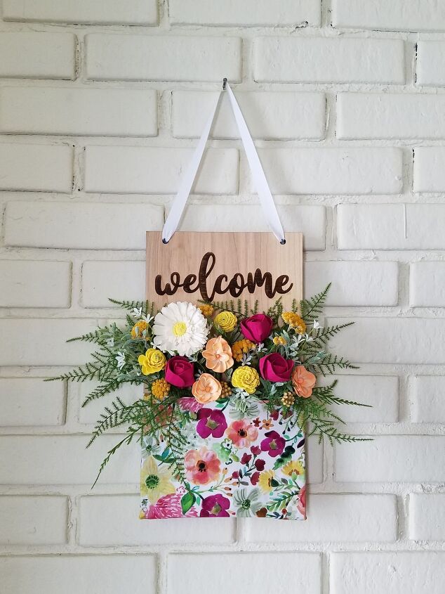 refresca tu decoracin este mes con estas 20 coloridas ideas de primavera, Bolsillo de tela de bienvenida para colgar en la pared