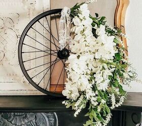 11 diy decoraciones para puertas de san valentn inspiradas en el amor, Guirnalda de ruedas de bicicleta de bricolaje