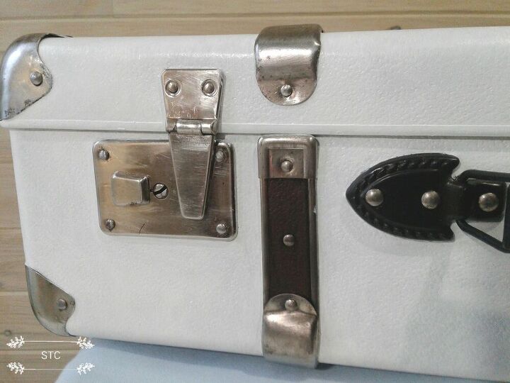 maleta vintage transformada en una hermosa decoracin para el hogar