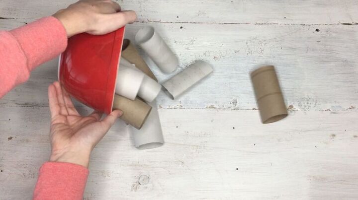 11 formas de utilizar los restos de cartn para decorar y organizar tu casa, Guirnalda de rollos de papel higi nico