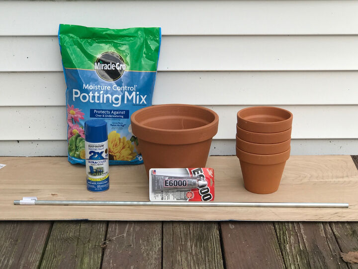 11 maneras de renovar tu espacio exterior para la primavera, Crea un acogedor porche delantero con esta jardinera