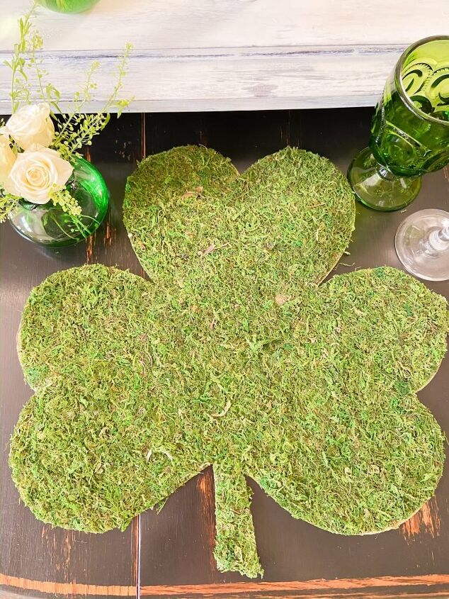 s 17 fun decor ideas for st patrick s day, Mossy shamrock placemats