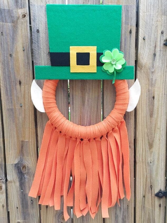 s 17 fun decor ideas for st patrick s day, Playful leprechaun selfie wreath
