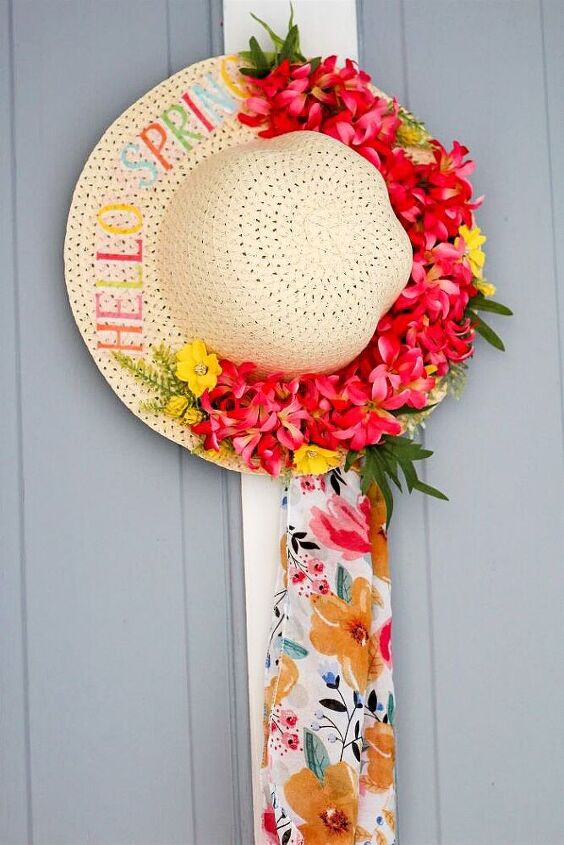 decoracin primaveral de la puerta de entrada con sombrero de paja