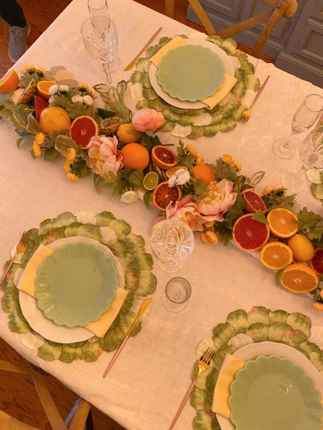 una mesa de frutas y flores para la primavera