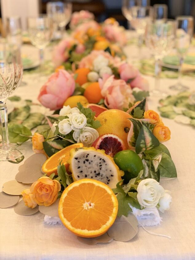 una mesa de frutas y flores para la primavera