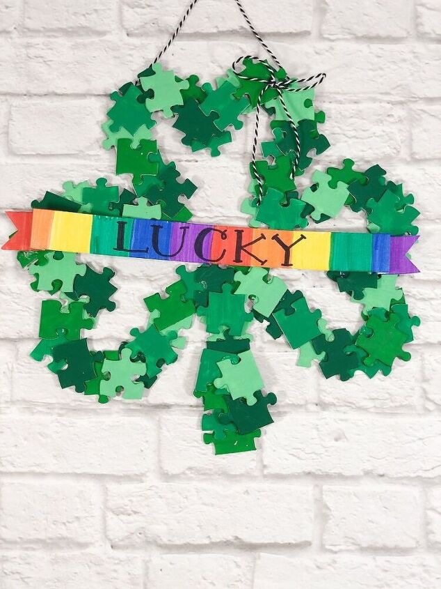 recicla una corona de trbol de la suerte con piezas de puzzle