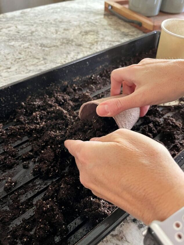 lo que necesitas saber sobre la siembra de semillas en el interior, Llena las macetas con tierra de siembra previamente humedecida