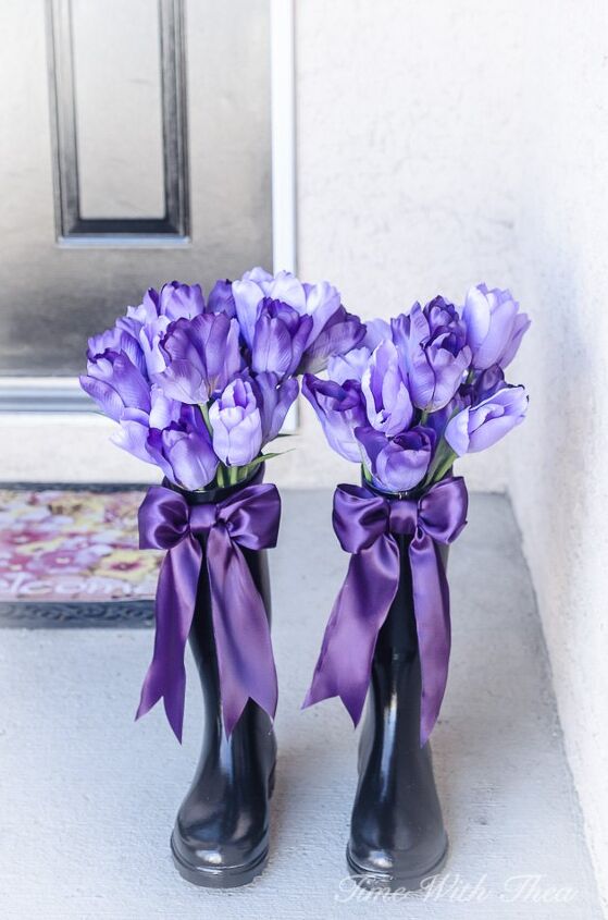 llena tu casa de flores este mes 20 ideas, C mo recicl unas feas botas de lluvia y las convert en preciosos jarrones decorados para la primavera