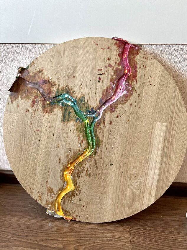 ro arco iris de crayones derretidos sobre mesa de caf
