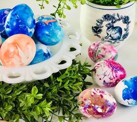 20 hermosas ideas de huevos de pascua que estamos tan emocionados de probar este ao, Huevos de Pascua jaspeados Usando esmalte de u as