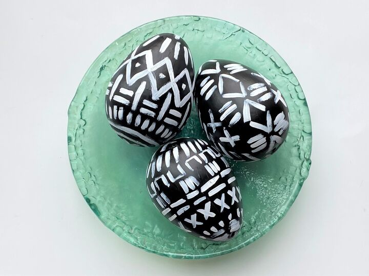 20 hermosas ideas de huevos de pascua que estamos tan emocionados de probar este ao, Huevos de Pascua de tela de barro pintados