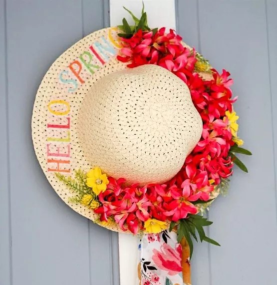 25 ideas primaverales para el porche que alegrarn tu cuadra, Decoraci n primaveral de la puerta de entrada con sombrero de paja