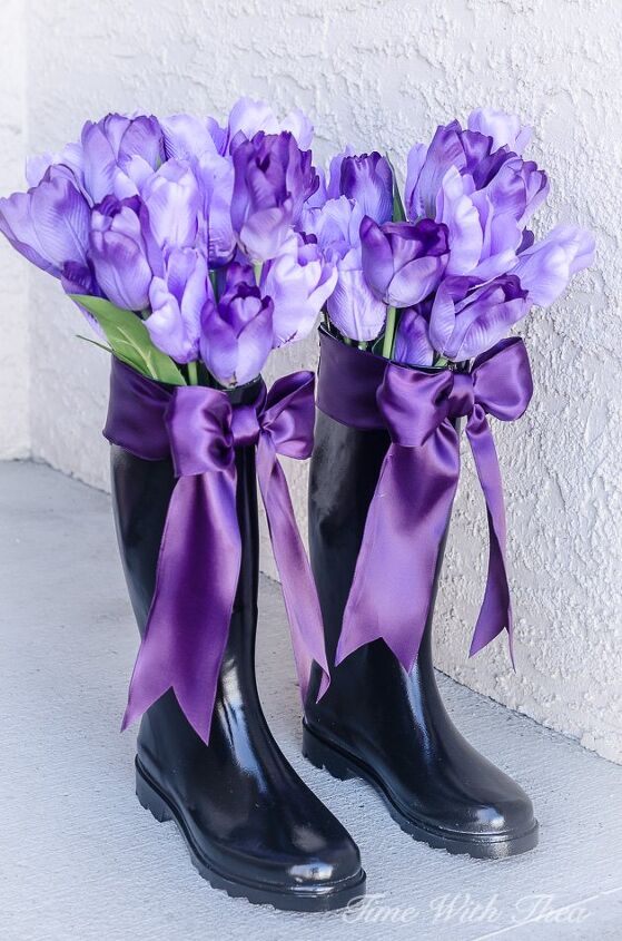 25 ideas primaverales para el porche que alegrarn tu cuadra, C mo recicl unas feas botas de lluvia y las convert en preciosos jarrones decorados para la primavera