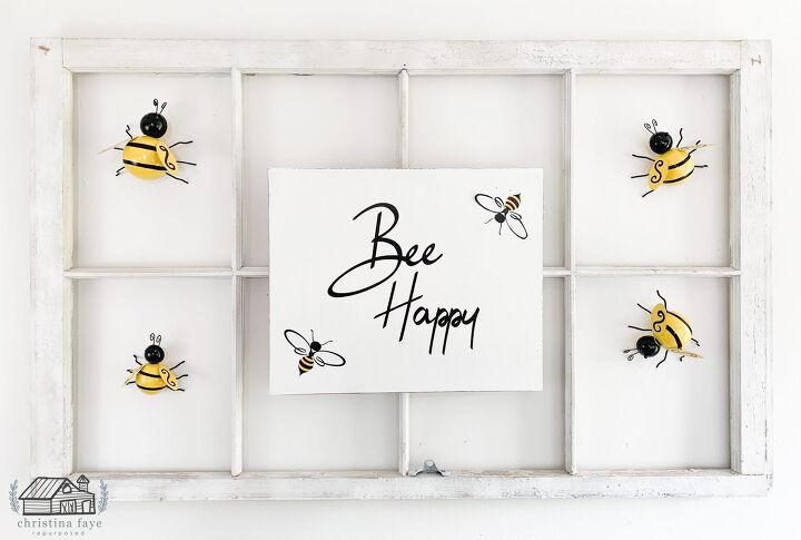 25 ideas primaverales para el porche que alegrarn tu cuadra, Cartel de abejorro de madera reciclada