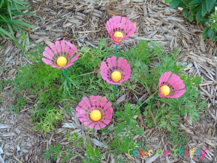 25 ideas primaverales para el porche que alegrarn tu cuadra, Flores de b dminton reutilizadas
