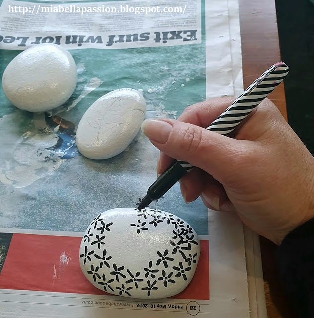 arty pintado por sharpie rocks