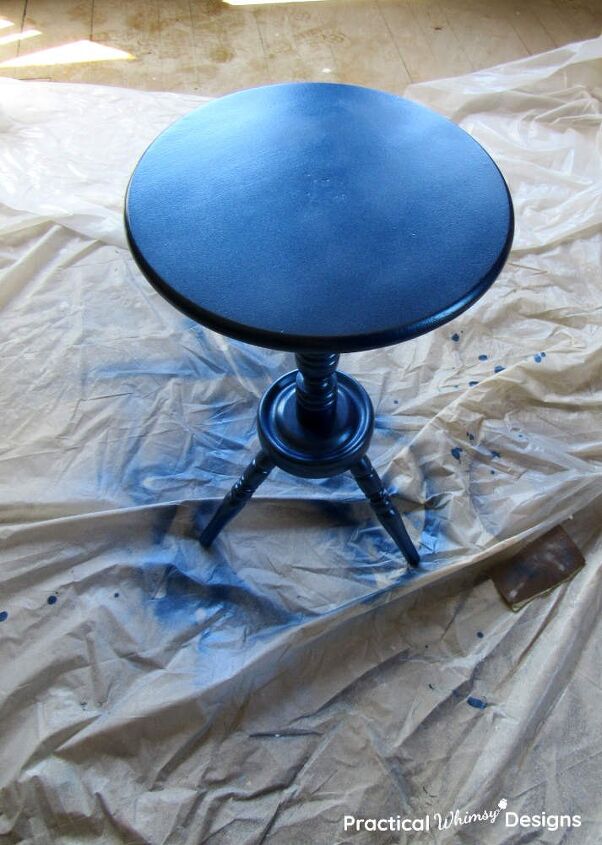 cambio de imagen de la mesa auxiliar, Mesa rociada con pintura azul